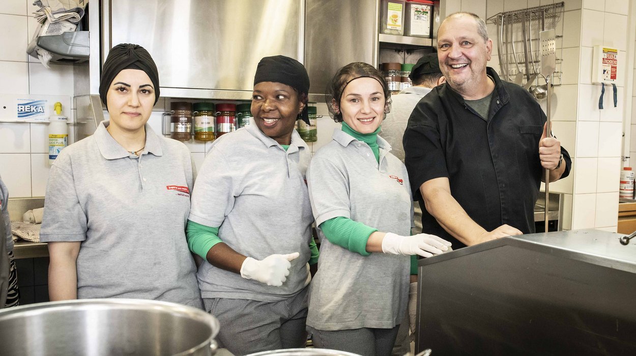 Gemeinnuetzige-Beschaeftigung_Jugend-am-Werk-Steiermark Drei Frauen und ein Mann in einer Gastroküche.