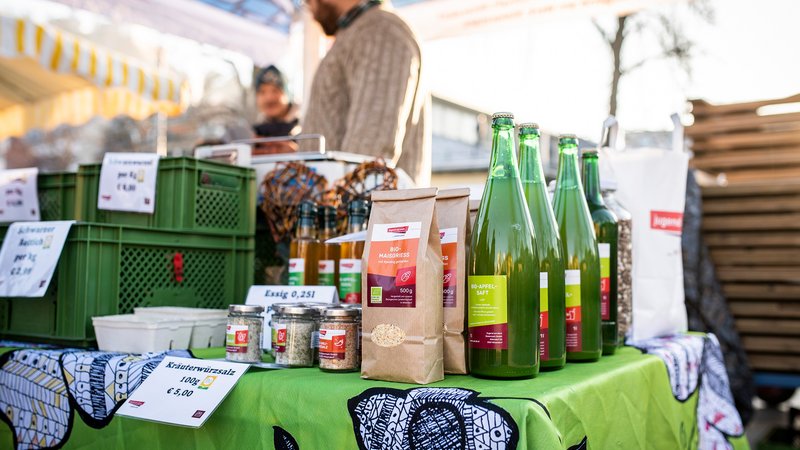 Marktstand mit verschiedenen Produkten.