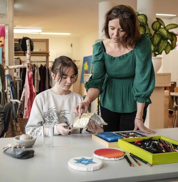 AusbildungsFit-Deutschlandsberg_Jugend-am-Werk-Steiermark Eine Frau und eine Jugendliche an einem Tisch in einer Kreativwerkstatt