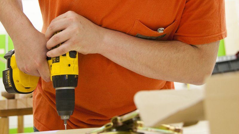 Akkuschrauber in einer Holzwerkstatt