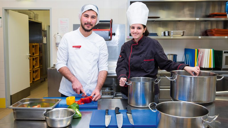 Kueche_Produktionsschule_Jugend-am-Werk-Steiermark Koch und Köchin in Ausbildung in der Gastronomieküche.