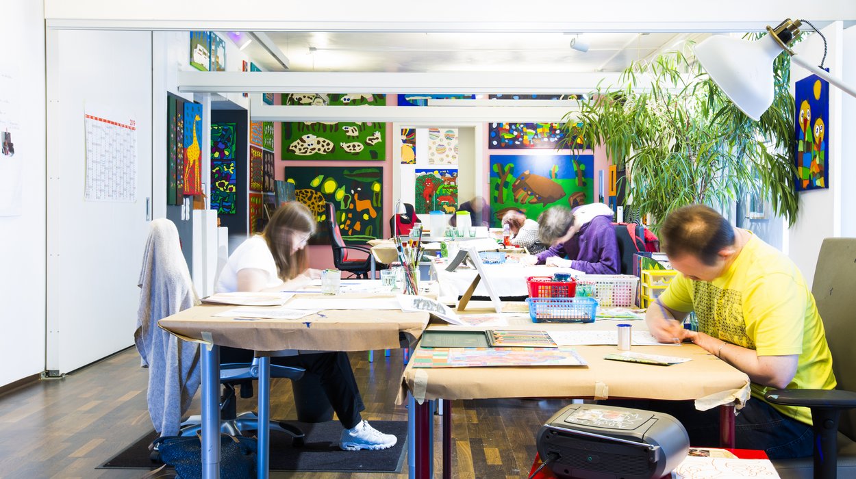 Malwerkstatt_Jugend-am-Werk-Steiermark Künstlerinnen und Künstler mit Behinderung bei ihrem Schaffen im Atelier der Malwerkstatt Graz.