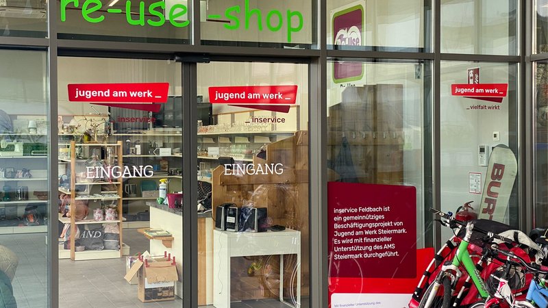 Verglaster Eingangsbereich des re-use-shop Feldbach