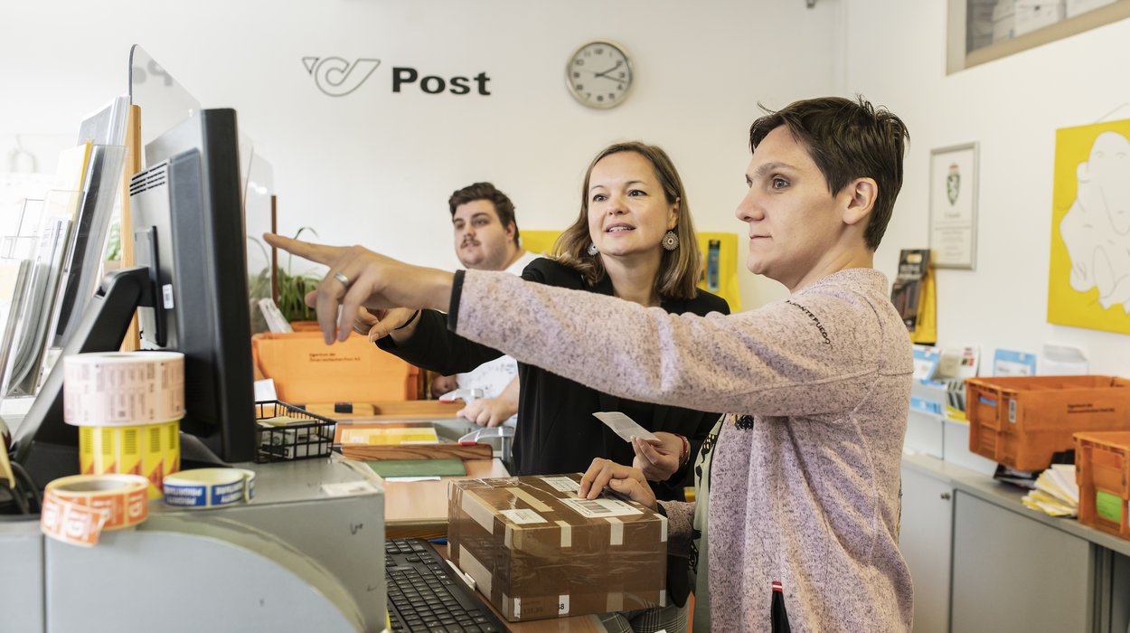 Postshop_Jugend-am-Werk-Steiermark In einer Postfiliale: Arbeitsanleiterin schult eine Frau mit Behinderung