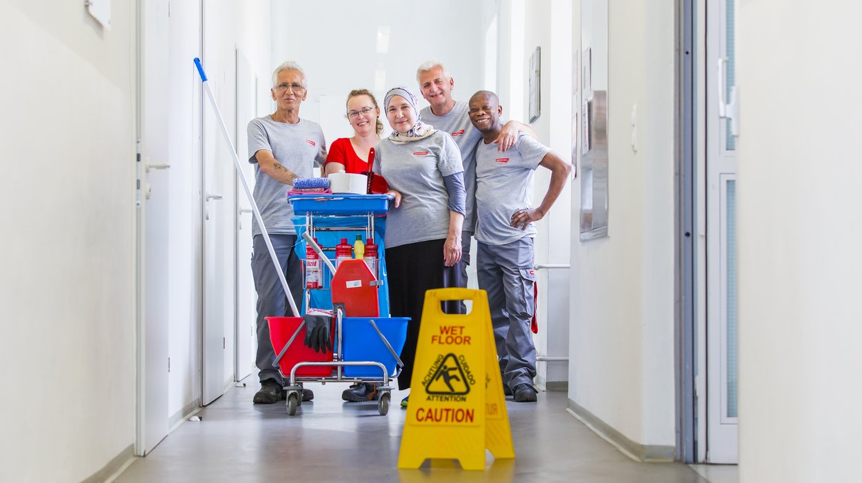 Gemeinnuetzige-Beschaeftigung_Your-Company_Reinigung_Jugend-am-Werk Arbeitsgruppe mit Putzkübeln und Putzmaterialien bei Jugend am Werk