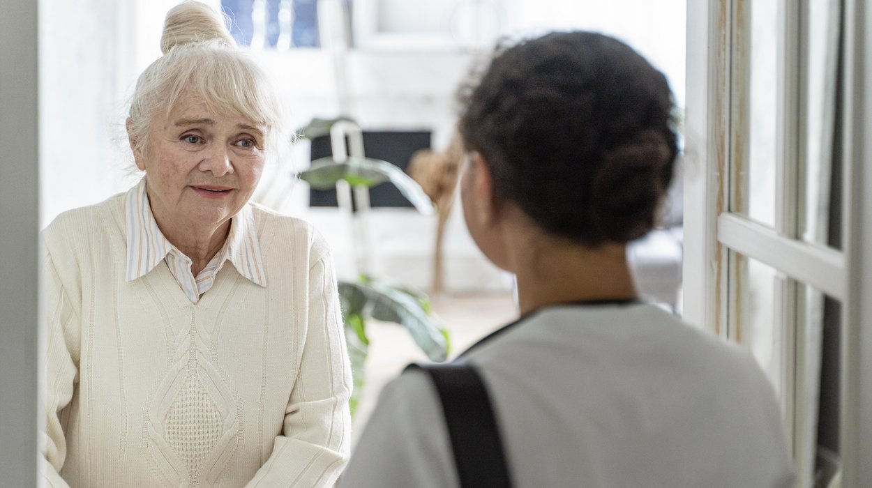 Begleitdienst_SeniorInnen_Jugend-am-Werk-Steiermark Ältere Frau öffnete einer jungen Frau die Türe.