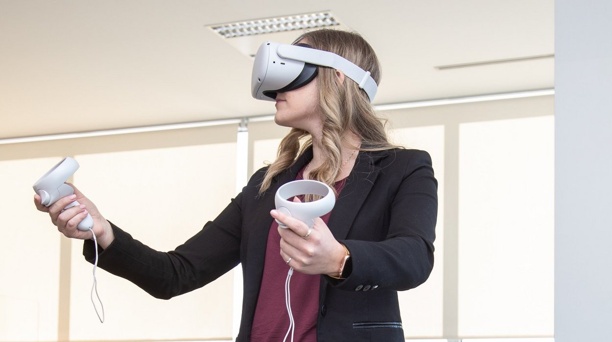 VR Chances schafft eine virtuelle Unterstützung bei der Berufswahl Jugendliche trägt ein Virtual-Reality-Headset