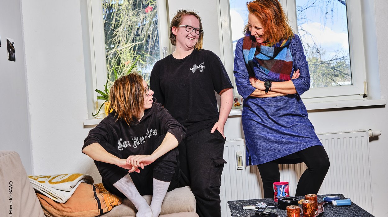 drei Damen amüsieren sich in einer angenehmen Wohnung