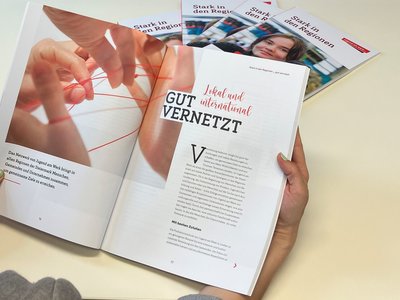 Erfolgsbericht 2024 Ein aufgeschlagener Erfolgsbericht von Jugend am Werk an einem Tisch