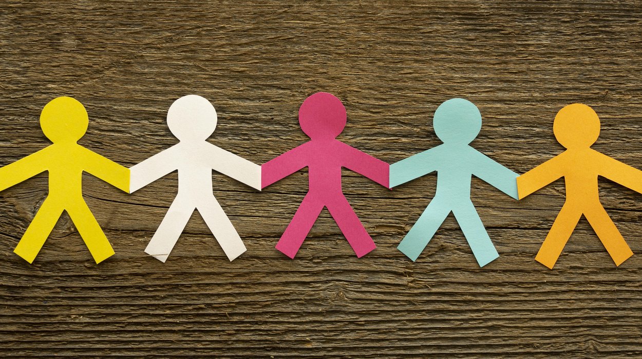 Bunte Papierfiguren auf dunklem Hintergrund