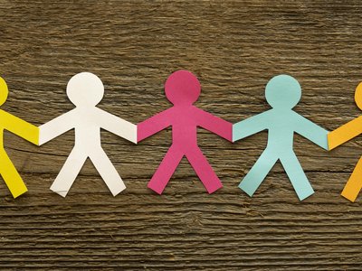 Betriebsrat Bunte Papierfiguren auf dunklem Hintergrund