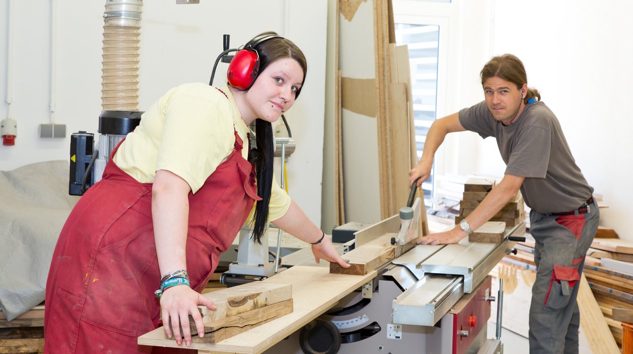 Zwei Jugendliche arbeiten in einer Tischlerei