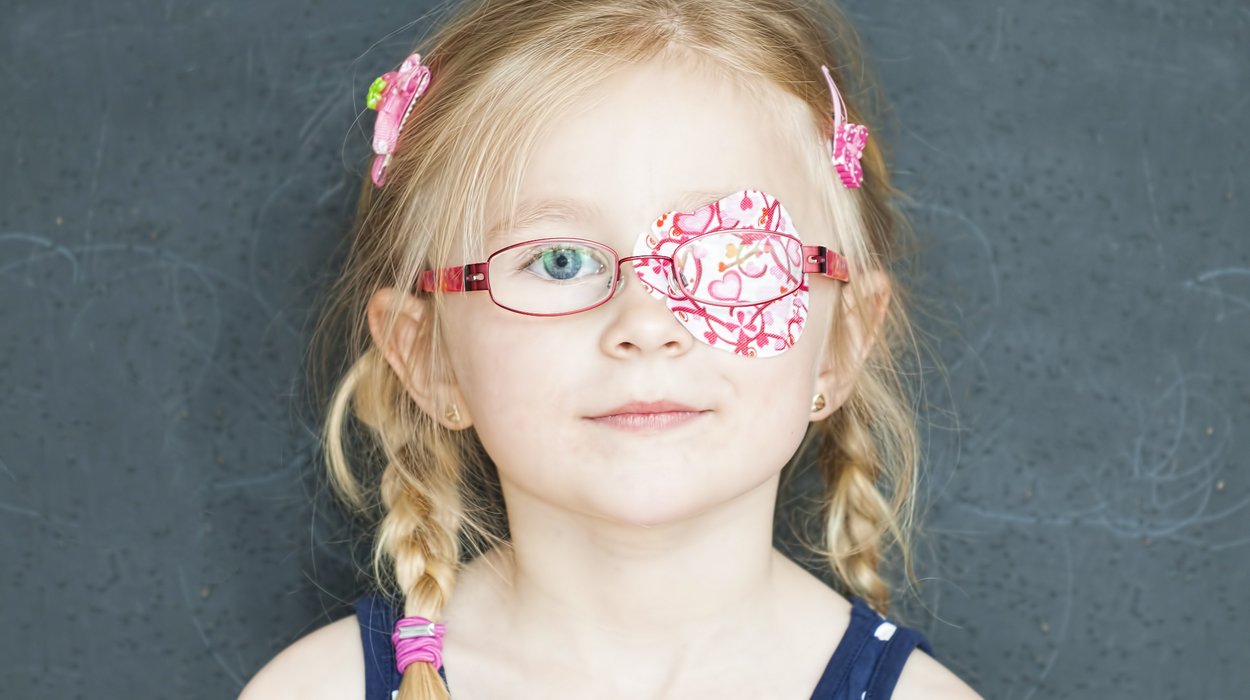 ein kleines Mädchen mit Sehbehinderung