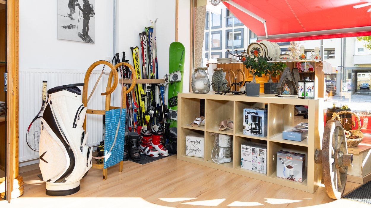 re-use-shop-Knittelfeld_Jugend-am-Werk-Steiermark Innenansicht des re-use-shop mit Wintersportgeräten.