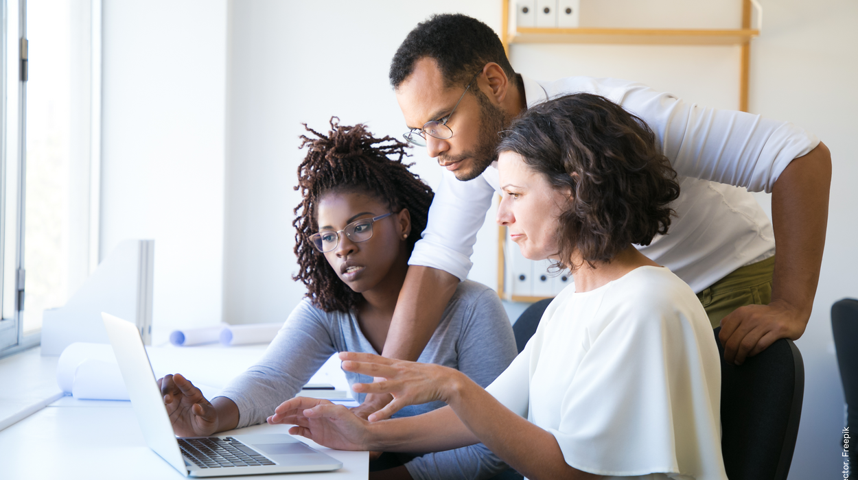 Re-Activate_Jugend-am-Werk-Steiermark_freepik Eine Gruppe Erwachsener arbeitet an einem Bildschirm