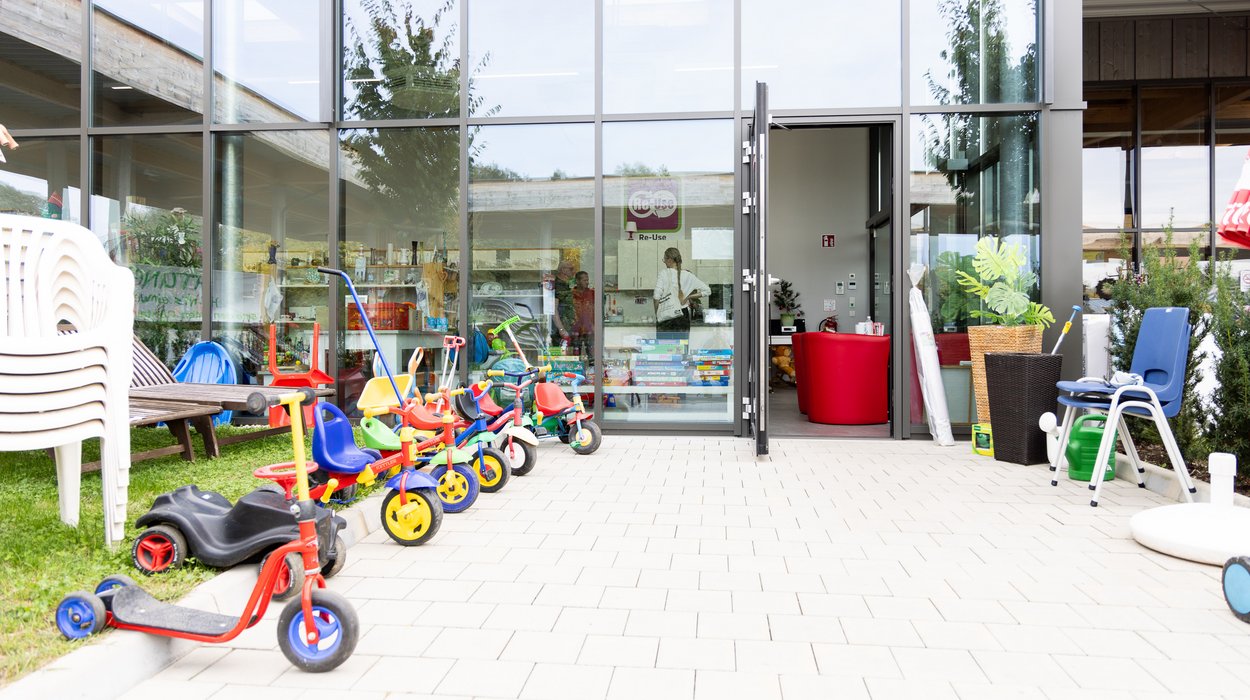 Außenansicht_re-use-shop-Feldbach_Jugend-am-Werk-Steiermark Roller und Kinderräder vor dem re-use-shop.