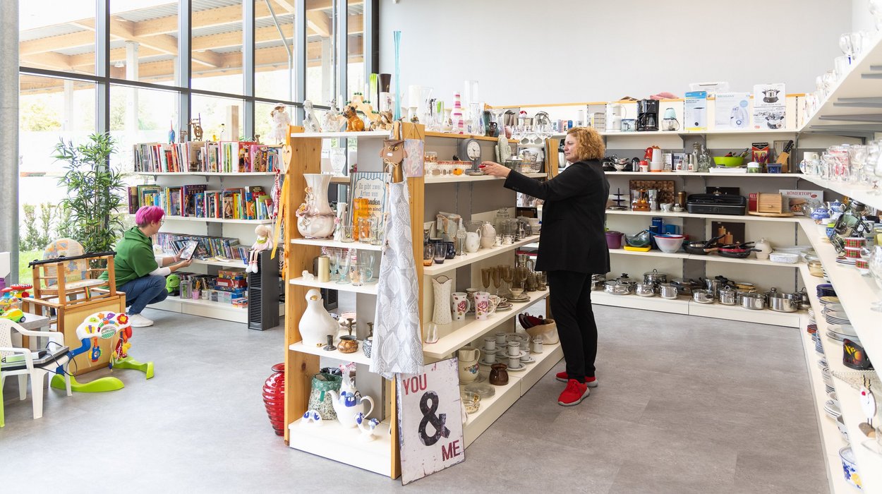 re-use-shop-Feldbach_Jugend-am-Werk-Steiermark Ein heller, freundlicher Laden mit vielen tollen Produkten.