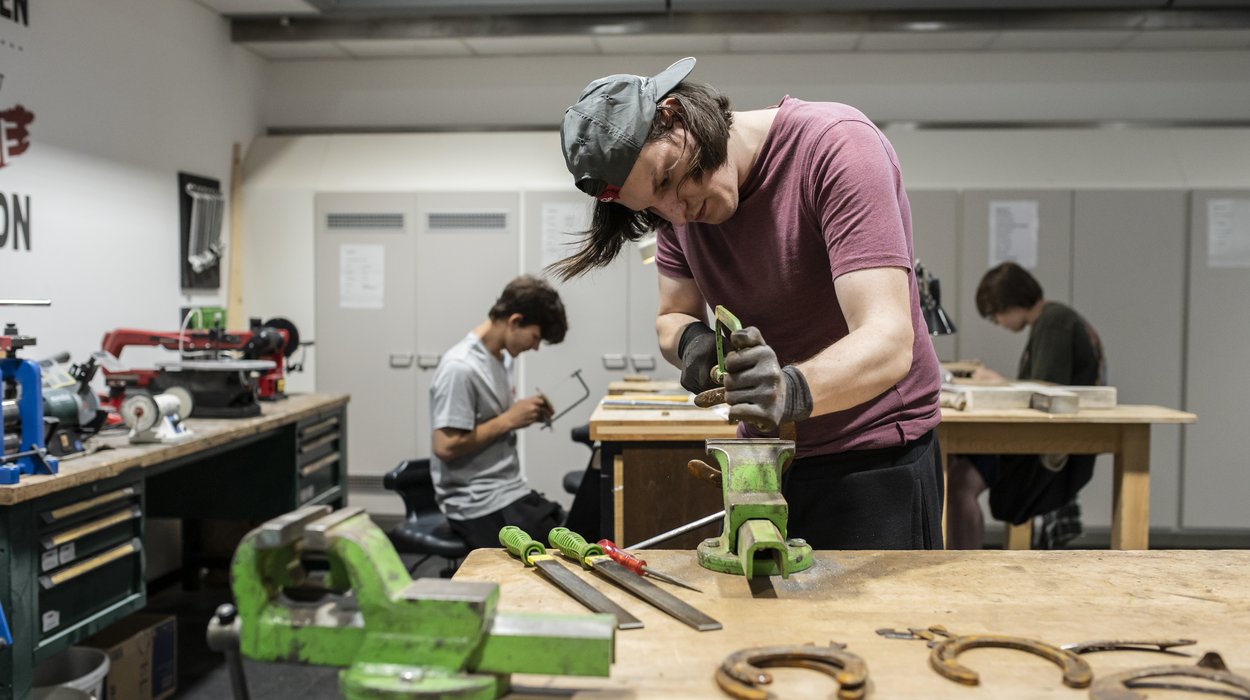 Betreutes Jugendwohnen drei Jugendliche arbeiten in einer Metallwerkstatt