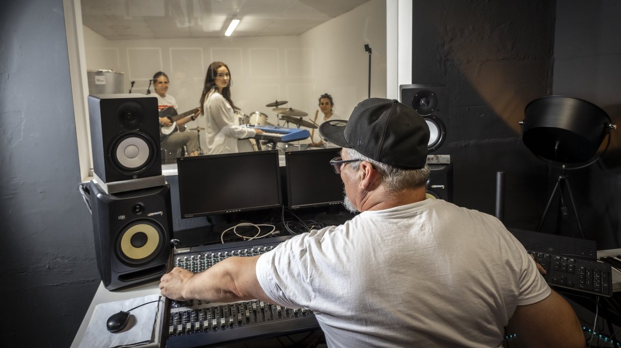 Jugendzentrum-funtastic_Jugend-am-Werk-Steiermark ein Musikstudio für Jugendliche mit einem Musiktechniker