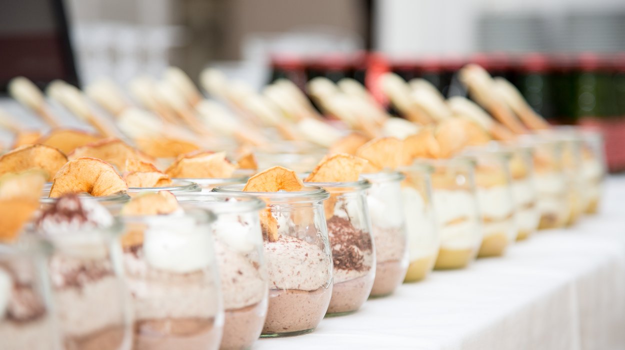 Catering_Jugend-am-Werk-Steiermark Gläser mit verschiedenen Vor- und Nachspeisen.