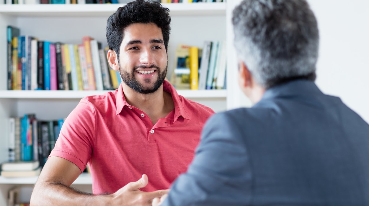 MeinRat_Beratungsstelle_Jugend-am-Werk_shutterstock Ein älterer Mann berät einen jüngeren in der Beratungsstelle MeinRat