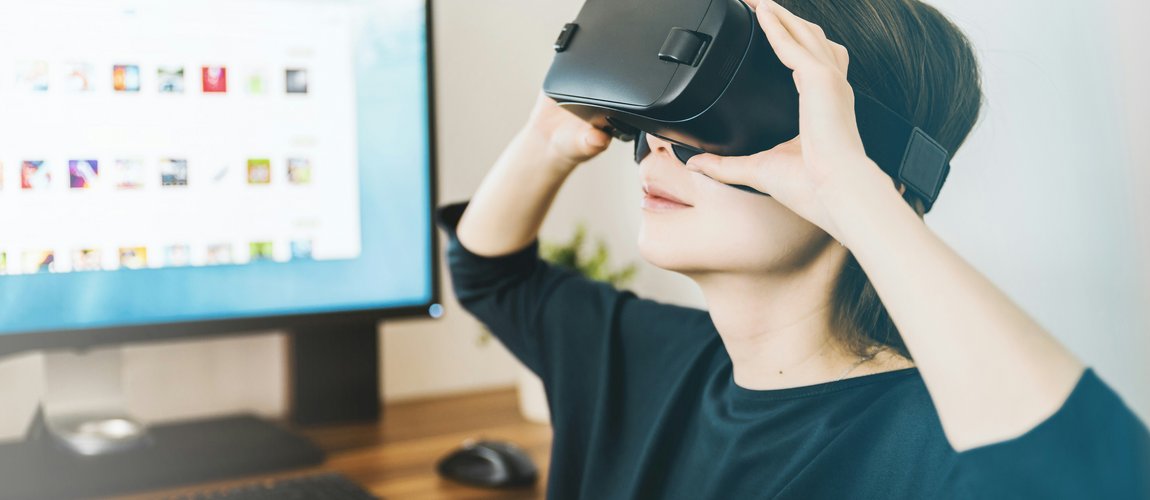 Modernisierung-und-Innovation_Jugend-am-Werk-Steiermark Ein Kind sitzt vor einem Bildschirm und trägt eine Virtual Reality Brille