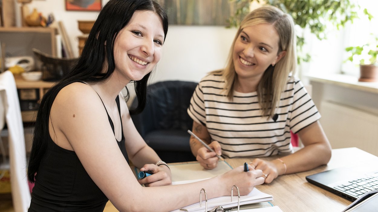 trapez_Jugend-am-Werk-Steiermark Jugendliche mit Betreuerin