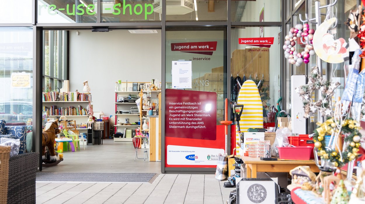 Vorderansicht_re-use-shop-Feldbach_Jugend-am-Werk-Steiermark Vorderansicht des re-use-shop Feldbach