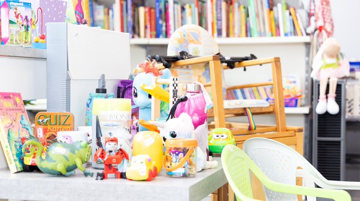 Innenansicht_re-use-shop-Feldbach_Jugend-am-Werk-Steiermark Große Auswahl an bunten Spielzeugen.