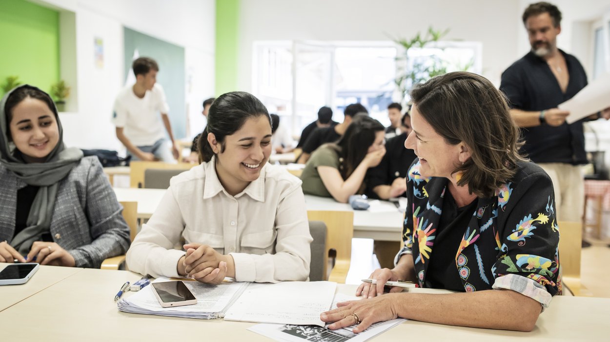 Diversity-Matters_Jugend-am-Werk-Steiermark Eine Frau unterrichtet eine andere in einem hellen Klassenzimmer