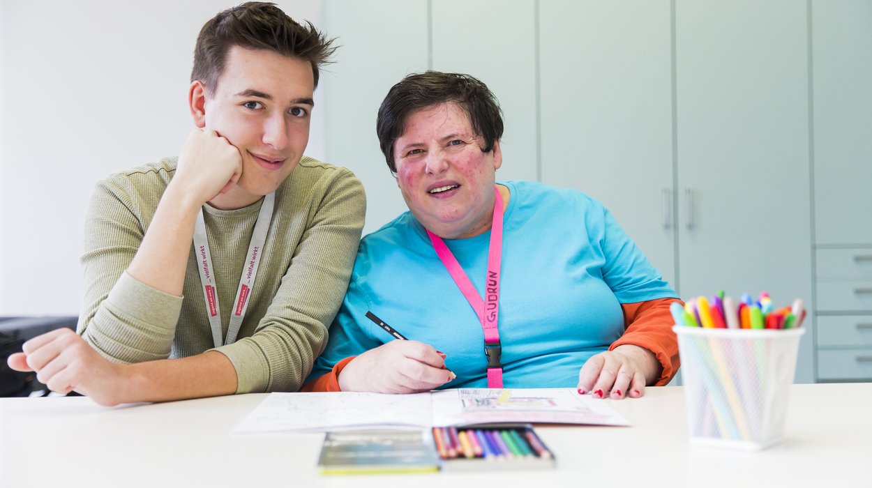 Zivildienst_Jugend-am-Werk-Steiermark Ein Zivildiener neben einer Frau mit Behinderung.