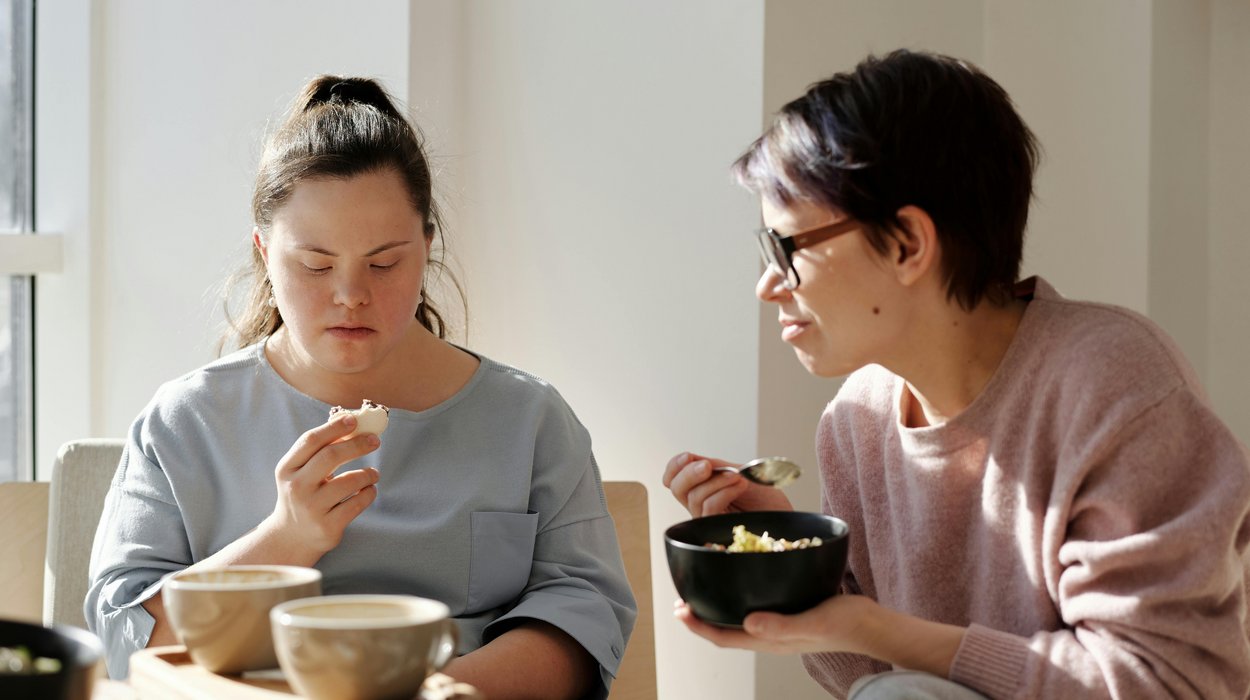 Begleitung-von-Menschen-mit-Behinderung_Jugend-am-Werk-Steiermark Zwei Frauen, die an einem Tisch sitzen und essen