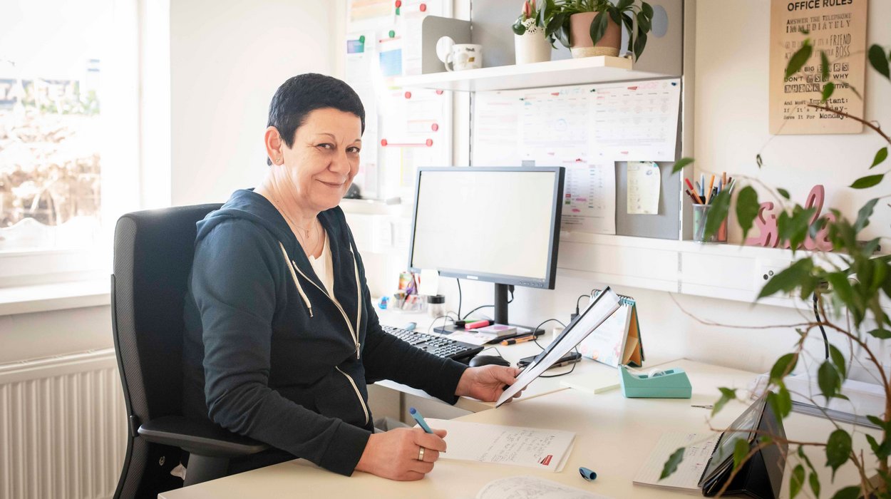 Eine Frau arbeitet an einem Schreibtisch