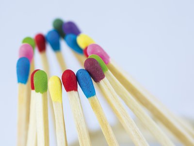 Mission-Vision-Leitbild_Jugend-am-Werk-Steiermark Streichhölzer in allen Farben des Regenbogens