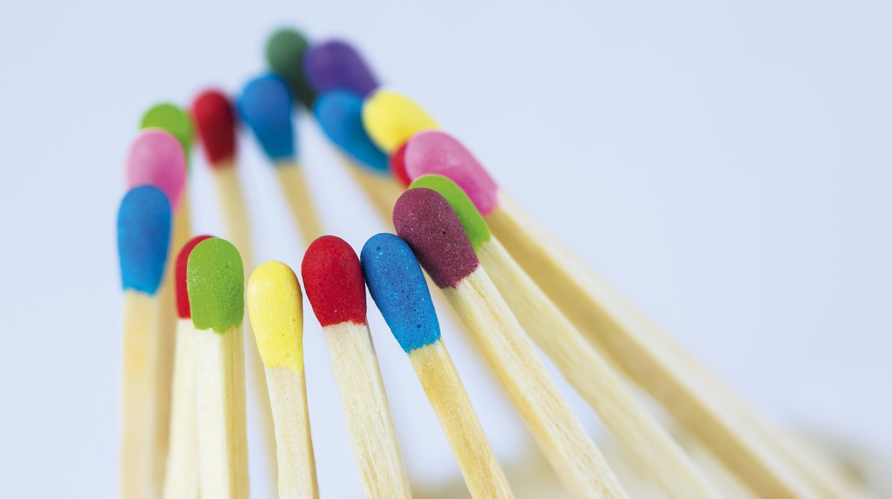 Mission-Vision-Leitbild_Jugend-am-Werk-Steiermark Streichhölzer in allen Farben des Regenbogens