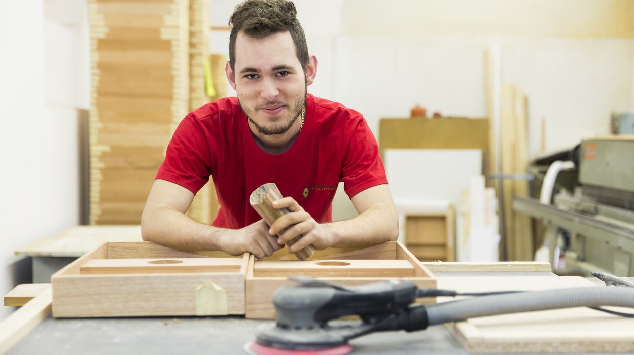 inArbeit_Jugend-am-Werk-Steiermark Ein junger Mann an einer Werkbank in einer Tischlerei